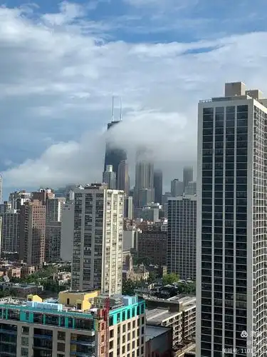 窗外的那些高楼常穿在云雾中