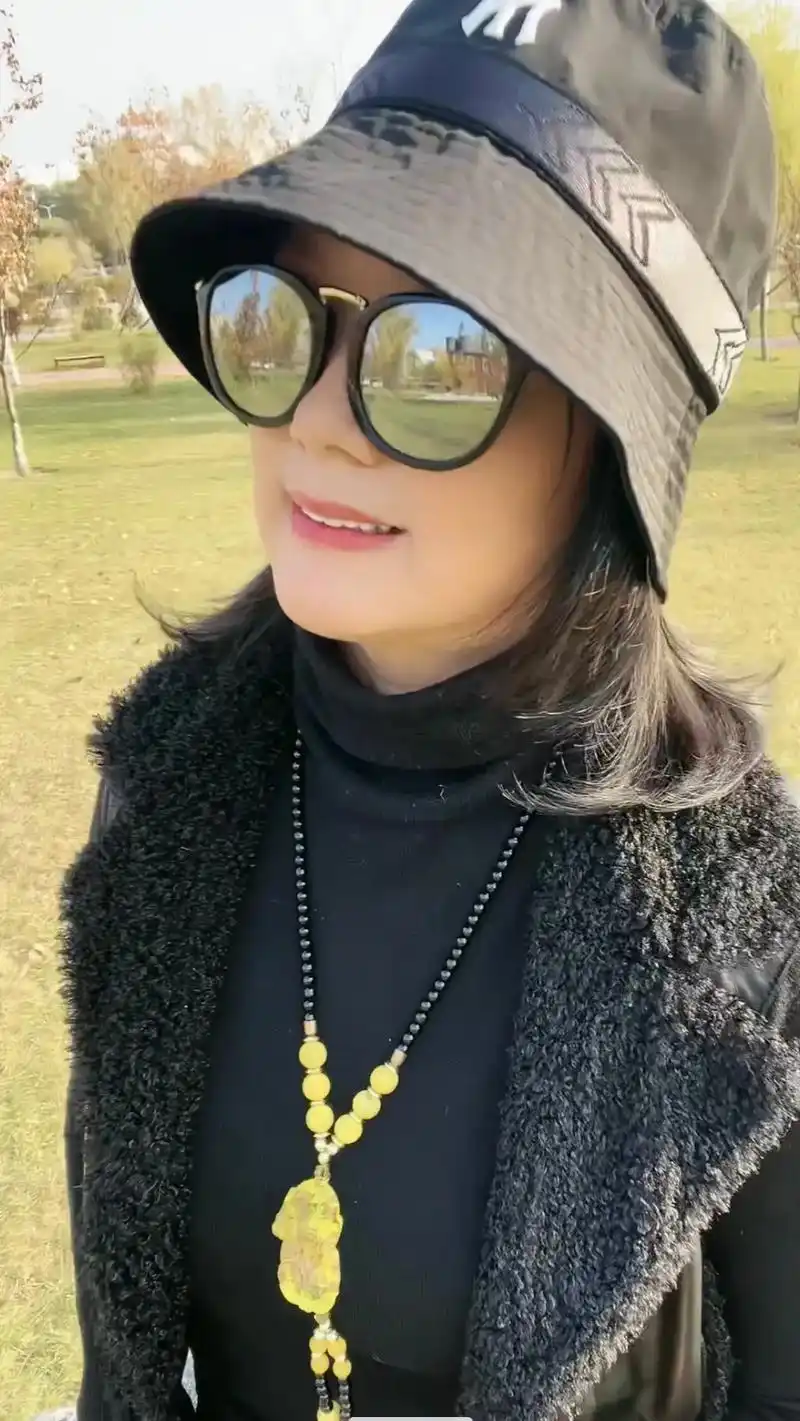 一首陈瑞《先生再见》淡淡的忧伤 触动了多少人的心灵 唱出太多 - 抖