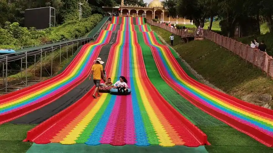 我坐了一个超级高的彩虹滑滑梯,妈妈说她都吓的眼泪掉下来了,我都没有