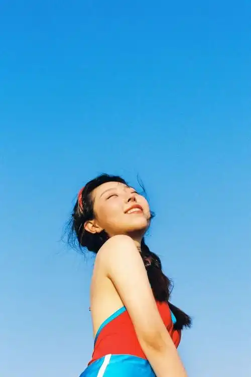 她本就是无限的可能听一万种声音但只成为自己