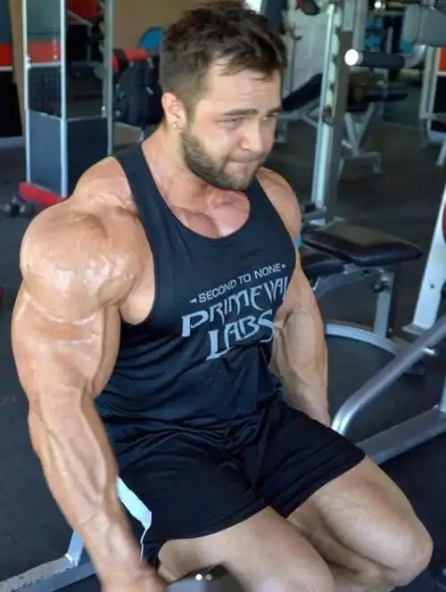 美女与野兽结合,帅气肌肉男这身肌肉相当霸气,网友:找到这样男人嫁了