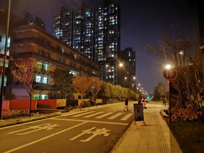 工作一天夜晚的城市格外安静