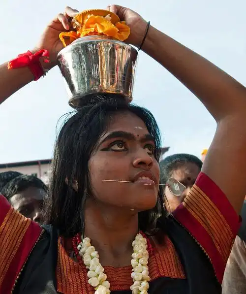 印度教徒长矛穿脸庆祝大宝森节(高清组图)