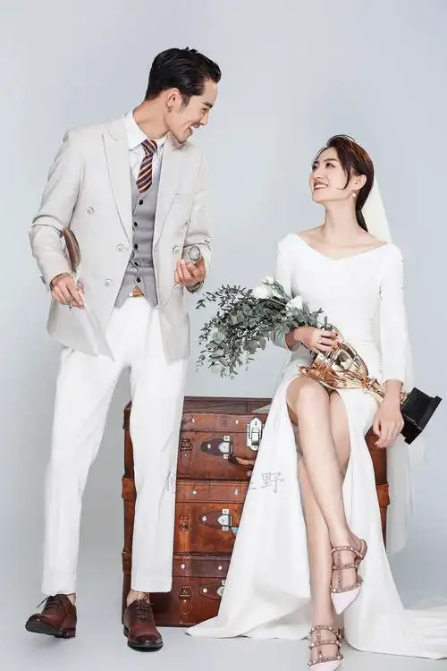 姜朴实的婚纱摄影作品《室内白纱》