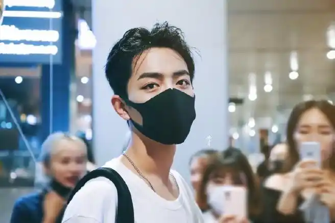 肖战名场面之机场大背头一秒沦陷#肖战#  可狼可奶 气质这一块拿捏亖