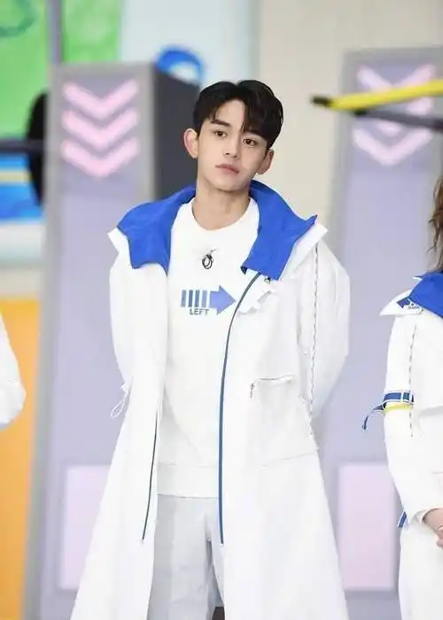 angelababy闺蜜意外晒出与蔡徐坤度假照片,被传恋情,黄旭熙辟谣_网友