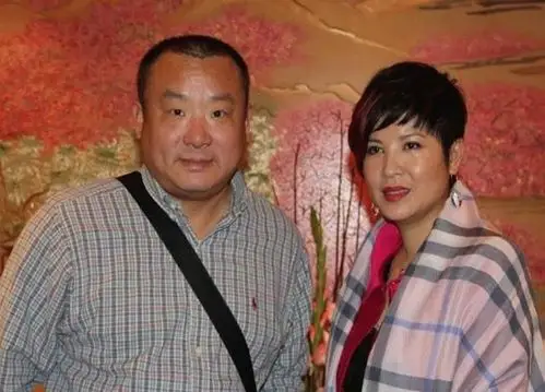 上了9次春晚,前夫背叛她,前男友骗钱,40岁嫁27岁男友终获幸福|杭天琪