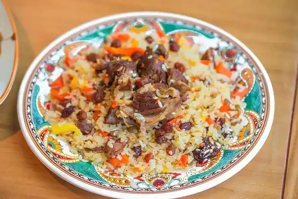 新疆的抓饭至今已有2000多年历史,抓饭也称为"手抓饭",为何称为手抓饭