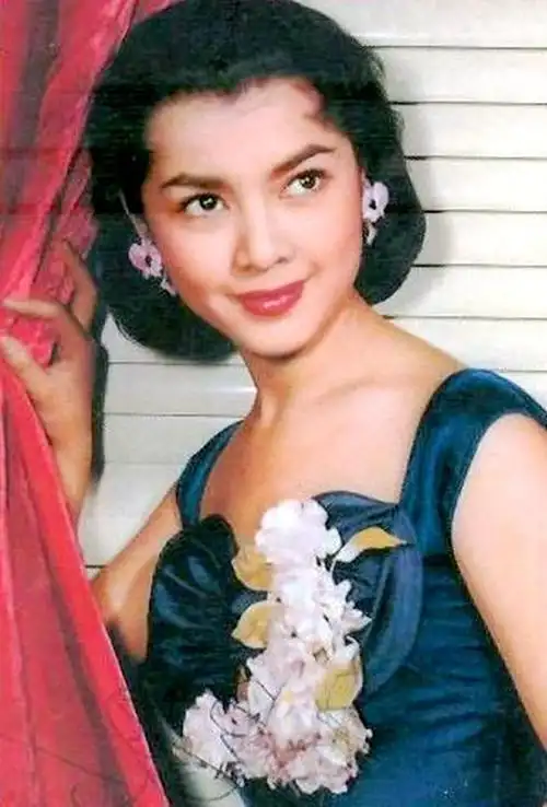 主演的电影《唐伯虎点秋香》中的"秋香",这位秋香由著名演员巩俐饰演