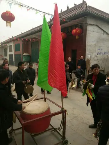 敲锣打鼓过新年