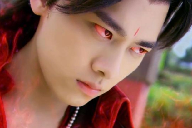 饰演的百里屠苏,因为身怀凶剑焚寂的煞气,也是一言不合就走火入魔的主