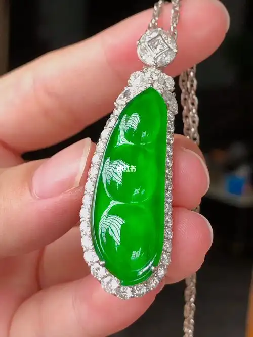 翡翠经典款推荐高冰阳绿豆子吊坠