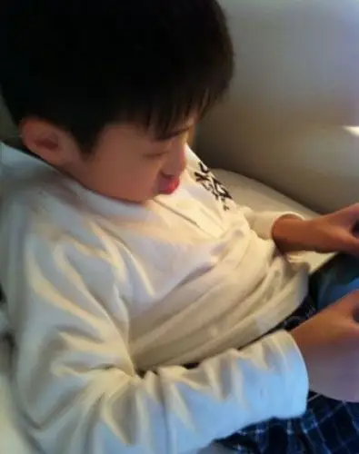 伊能静9岁正太儿子萌照曝光母子旅行秀幸福图