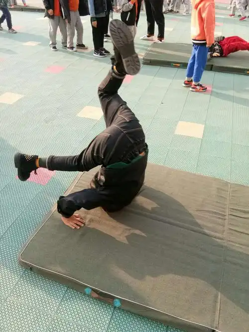 户外活动:翻跟头