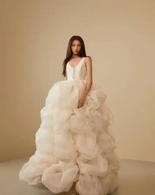 关晓彤代言国货,穿安踏运动服,走秀却能穿出感觉_时尚_时候_形象