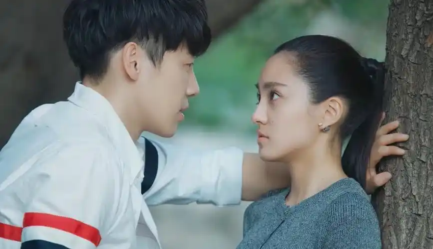 同学两亿岁21:陆宇辰霸气壁咚阿鬼,两人甜蜜接吻 -高清视频在线观看