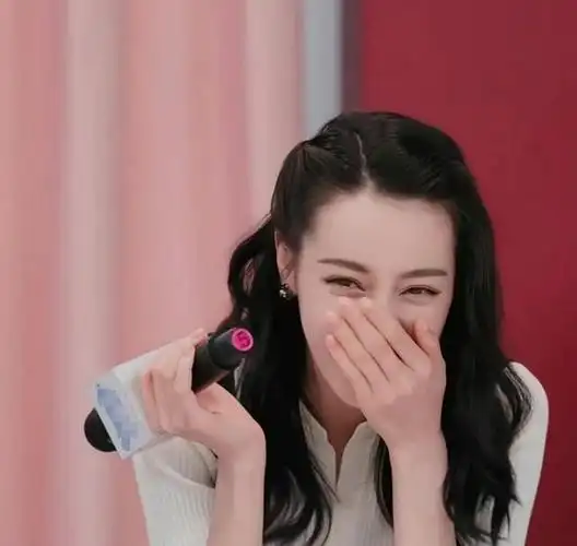 90后花旦迪丽热巴在7号晚上亮相直播间为品牌做宣传,这位顶流花旦手里