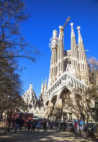 西班牙著名建筑设计大师高迪的代表作---圣家族教堂