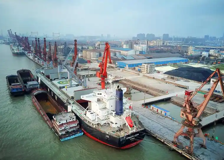 江苏南通:港口节日生产忙