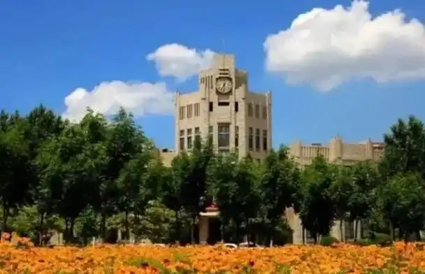 辽宁大学崇山校区是一本大学,辽宁大学是双一流大学,在全国基本上也是