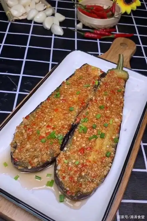 烧烤摊必点一道菜烤茄子,在家也能做,鲜香适宜,想不爱都难!