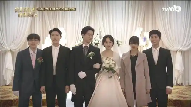 《请回答1988》剧照还记得去年的大热韩剧《请回答1988》吗?