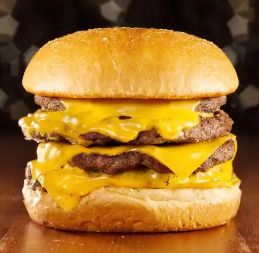 正宗麦当劳双层吉士牛肉汉堡