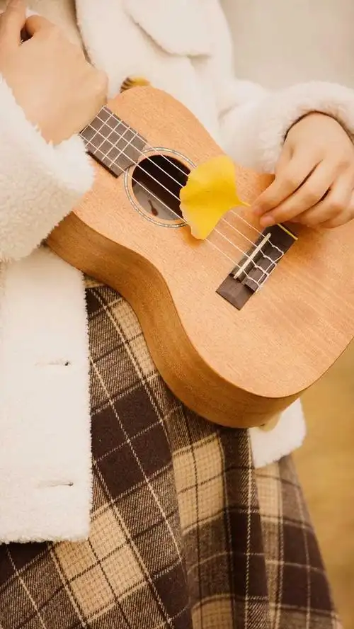 女生尤克里里弹唱《晚安》教学