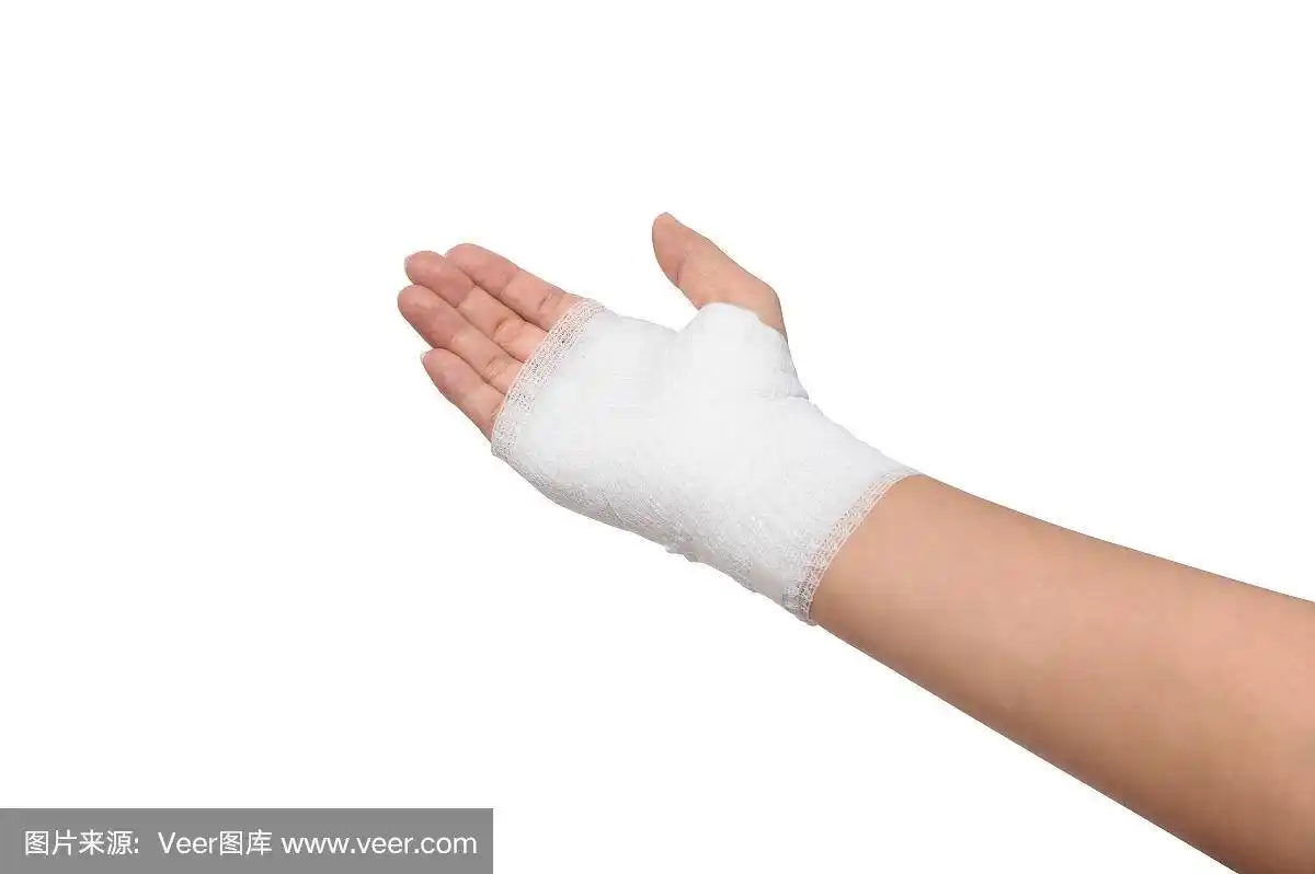 受伤疼痛的手用白色纱布包扎.孤立在白色