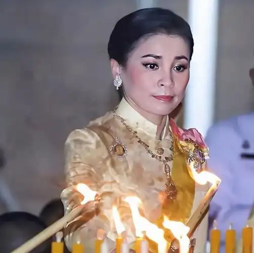 苏提达罕见特写镜头曝光,不愧是"千面女王",眉宇透着一股狠劲