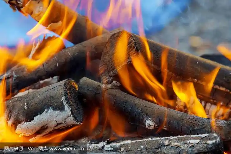 木炭燃烧在烧烤或在框架背景