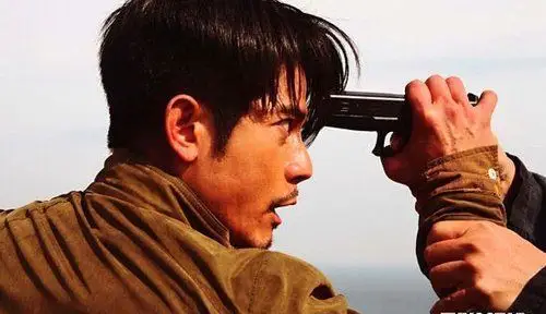 明星拿枪射击头像