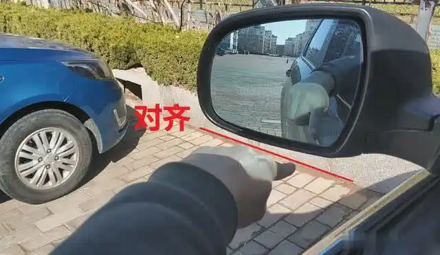 左后视镜下沿作用大,能帮助判断车头车尾的距离,真的很实用