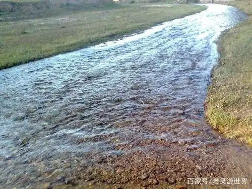 这条河被称作嗓子眼儿是世界上最窄的河放本书就能当桥