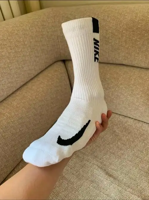 nike 
这款袜子穿上打篮球很舒服看着也很帅气
也很适合搭配球鞋