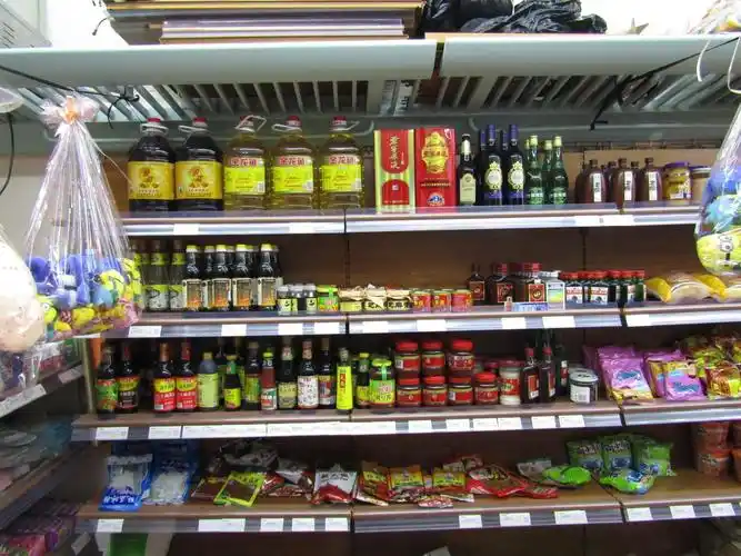 物业花30万将退役绿皮火车改建成超市 市民表示购物很方便