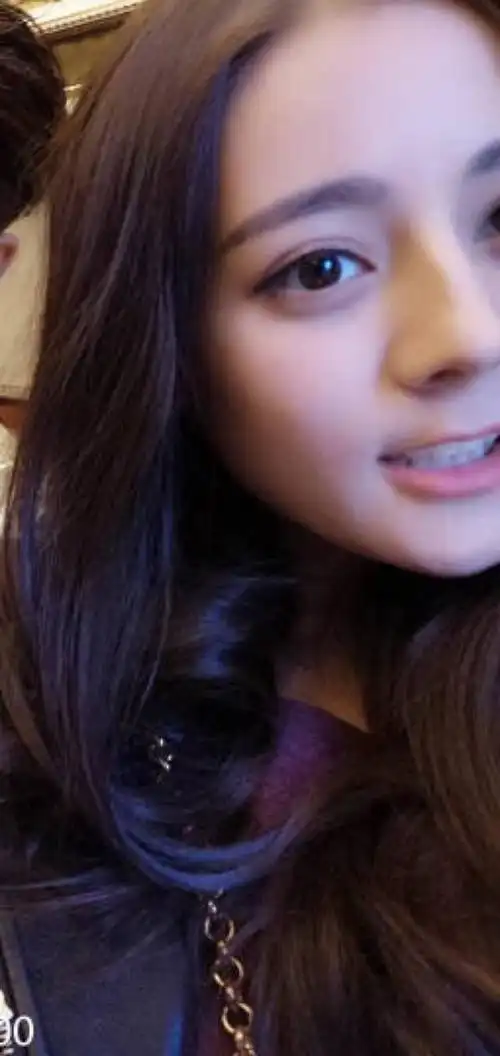 迪丽热巴成名前的照片曝光,颜值没话说,网友:身材才是亮点