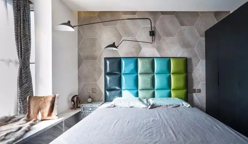 六边形地砖上墙,安装摇臂灯,质感有个性,同时与整屋设计相互呼应_装修