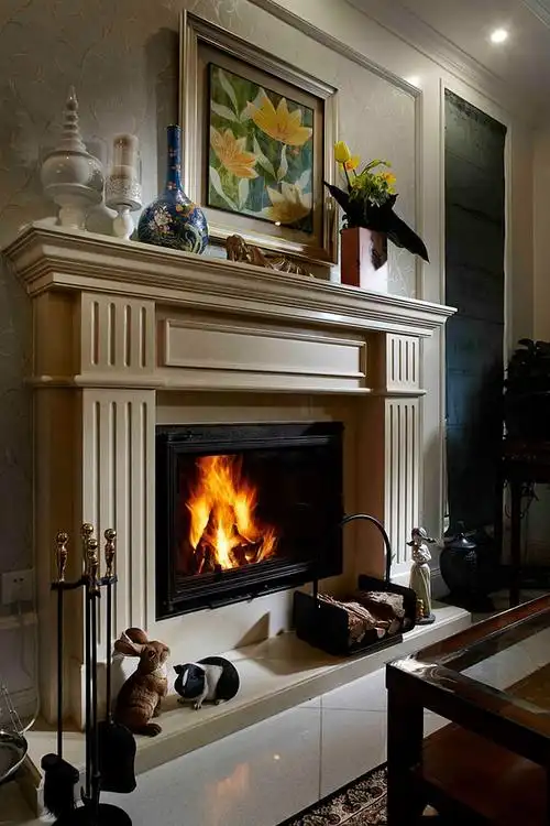 客厅壁炉:寒冷的冬天,一家人围绕在真火壁炉旁,暖意融融.