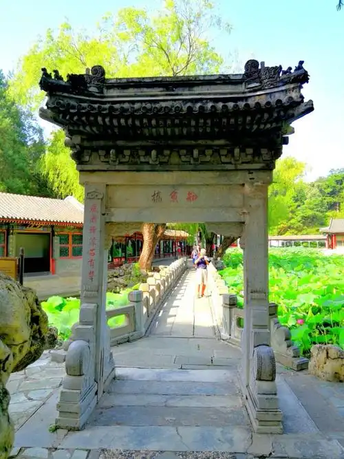 知鱼桥,位于谐趣园内,建于乾隆年间,是乾隆皇帝最钟爱的石桥,桥头牌