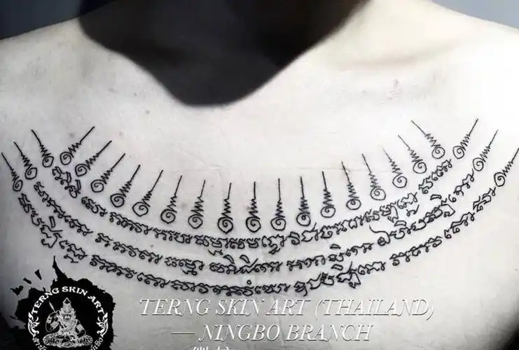 胸口泰国刺符纹身图片_胸部老传统泰国刺符纹身图案