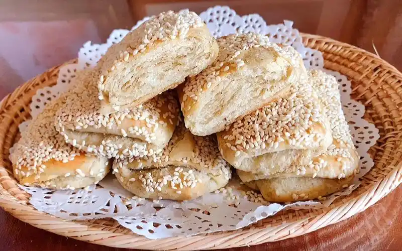 椒盐芝麻烧饼家常做法,外酥里软又多层,一顿6个不够吃