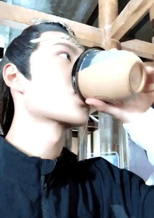 王一博吃东西好像小仓鼠啊!好有食欲啊!腮帮子(奶膘)鼓鼓的