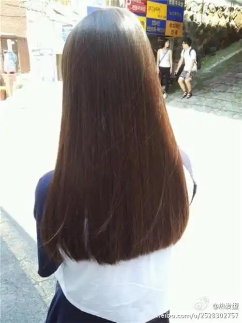 好看的女生长齐头发背影图片