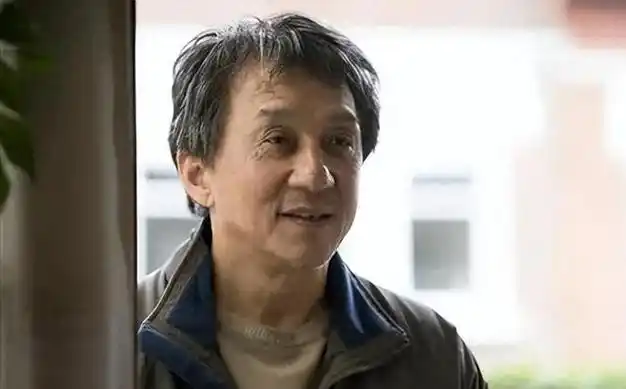 70岁成龙现身参加活动,头发花白尽显老态,评论区网友却集体破防