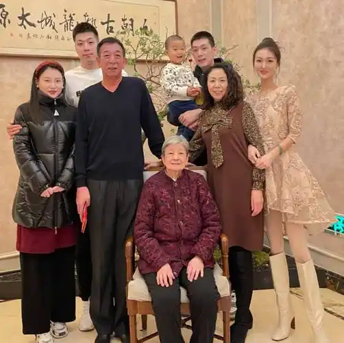 队,在收入增加之后,个人的职业生涯也迎来爆发,在李春江的执教之下