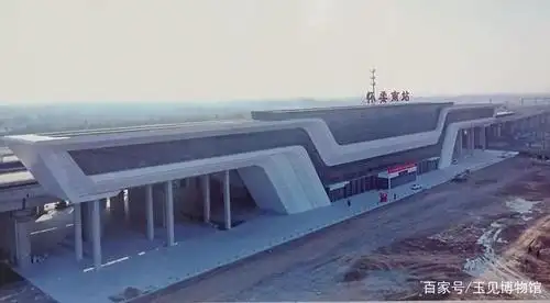 京沈高铁"怀柔南站",象一只展翅飞翔的大雁,候车大厅宽敞舒适