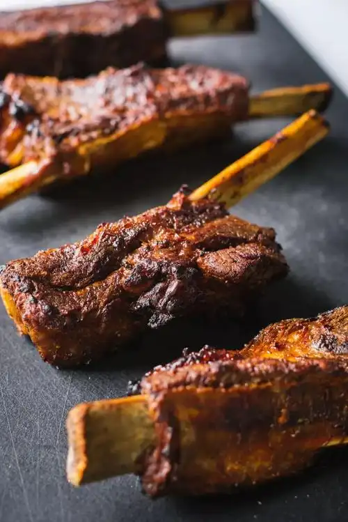 好吃到犯规的慢烤牛排,配上蒜香炒饭更过瘾!