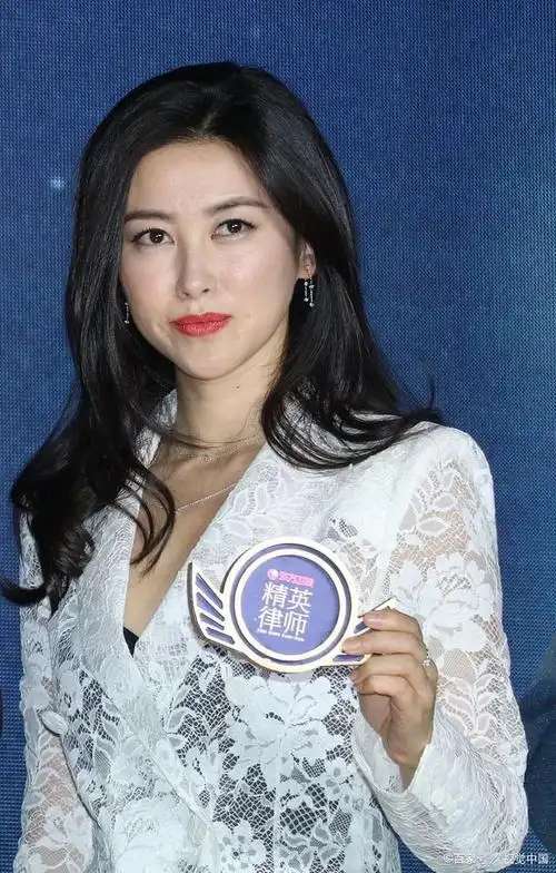 朱珠带娃看画展,疑似怀孕?揭秘她的艺术之旅和幸福家庭