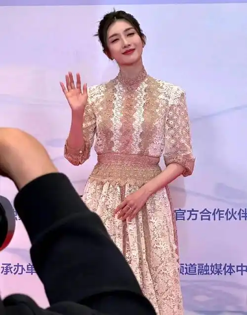 江疏影身着蕾丝连衣裙现身中国大数据电影节红毯,温柔又优雅!